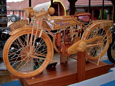 Puinen Royal Enfield.